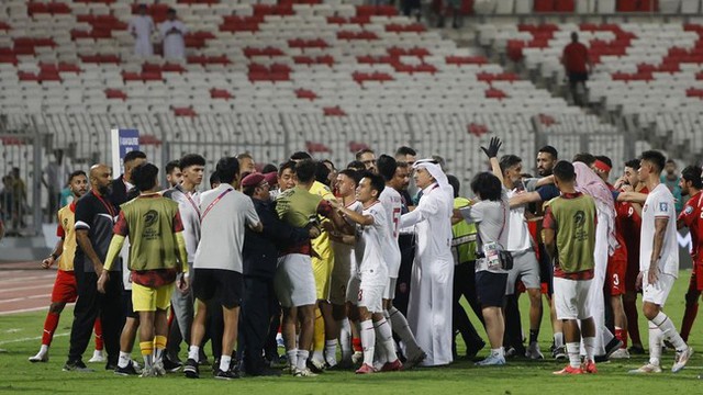 Hòa Bahrain vì trọng tài, Indonesia khiếu nại FIFA, cầu thủ hai đội suýt ẩu đã- Ảnh 1.