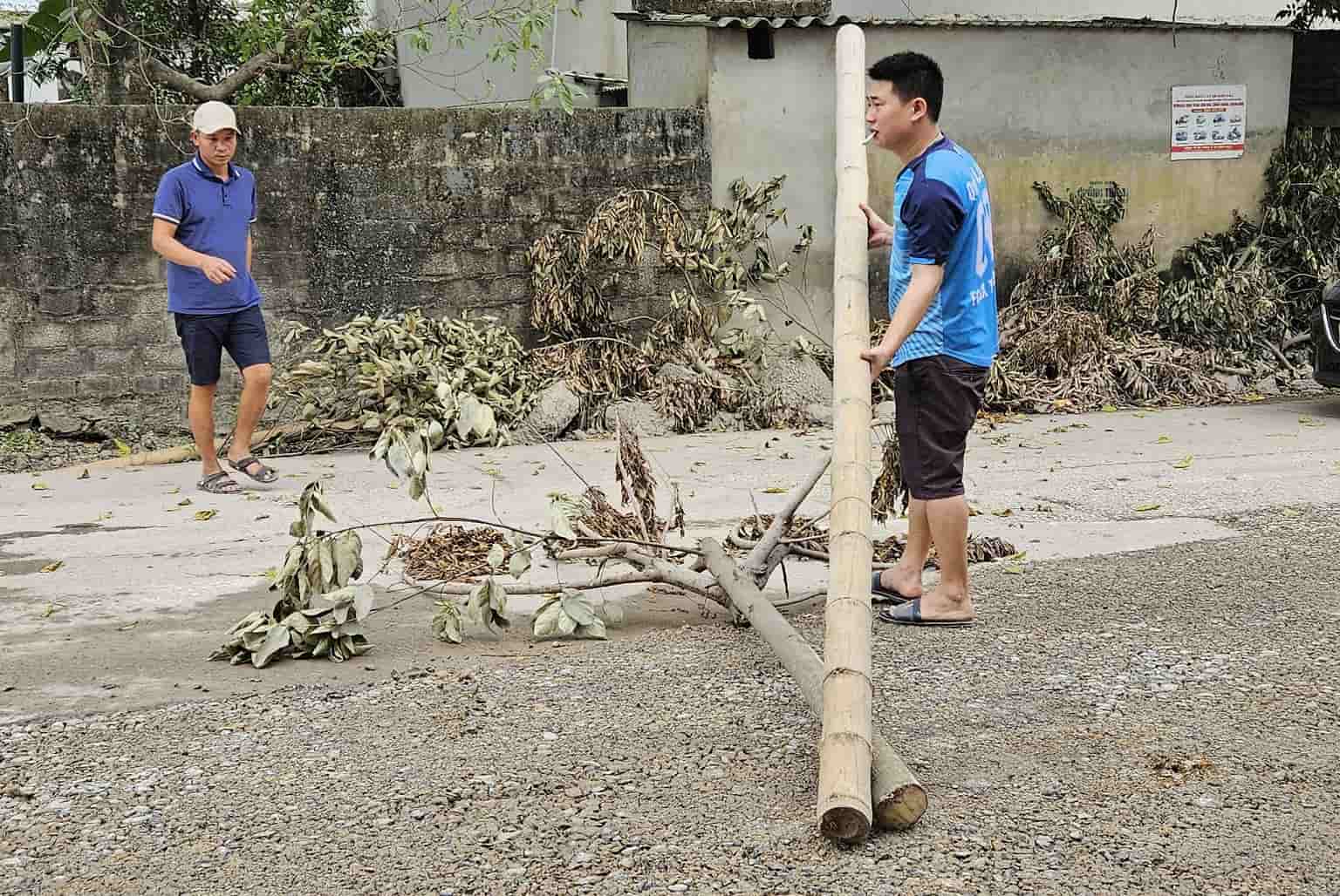 Người dân dựng chướng ngại vật để chặn đường không cho xe chở đất đá từ các mỏ đi qua đường tuyến đường thôn Vĩnh Khương ra Quốc lộ 12B. Ảnh: Nguyễn Trường