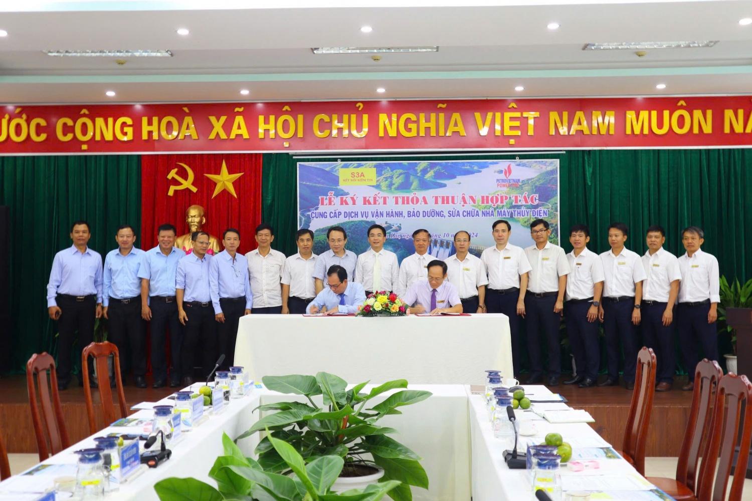 Ông Đinh Văn Nhẫn - Tổng Giám đốc S3A và ông Đỗ Xuân Bình - Giám đốc PV Power DHC ký kết thỏa thuận hợp tác.