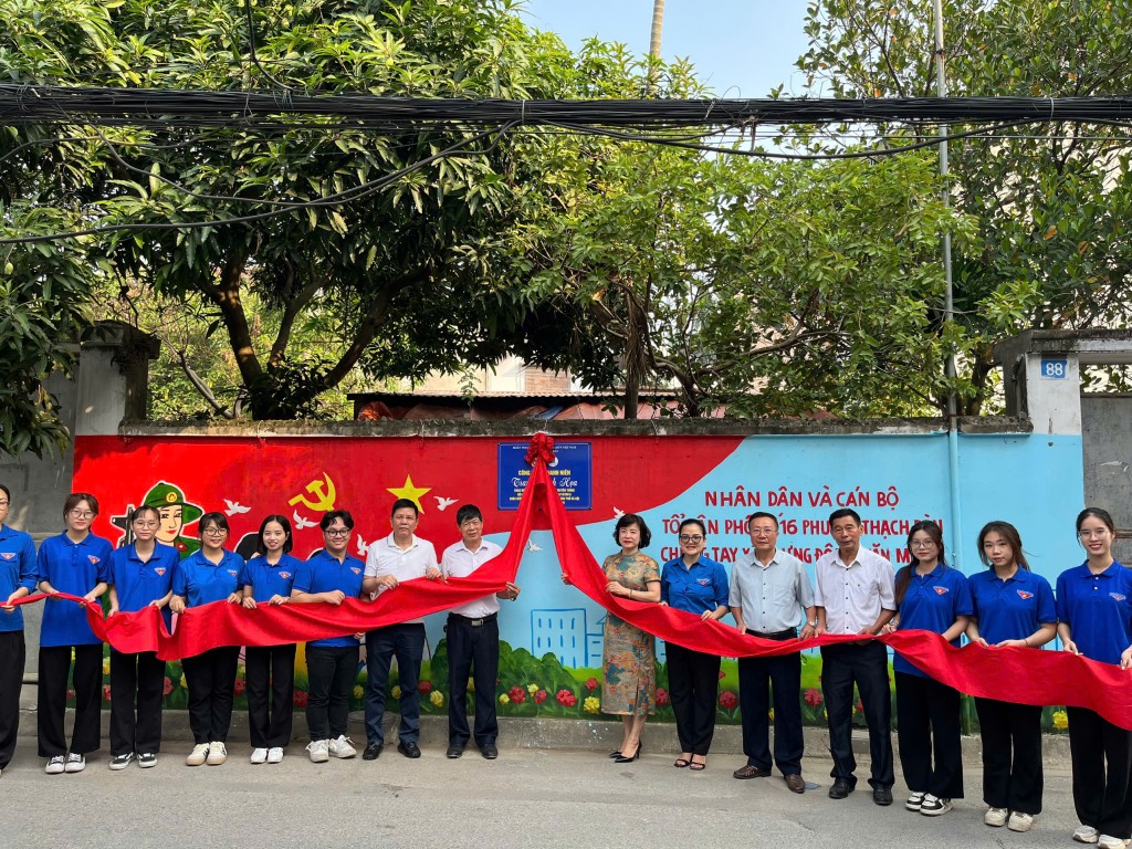 Các đại biểu thực hiện nghi lễ cắt băng khánh thành công trình thanh niên trên địa bàn phường Thạch Bàn (Long Biên)