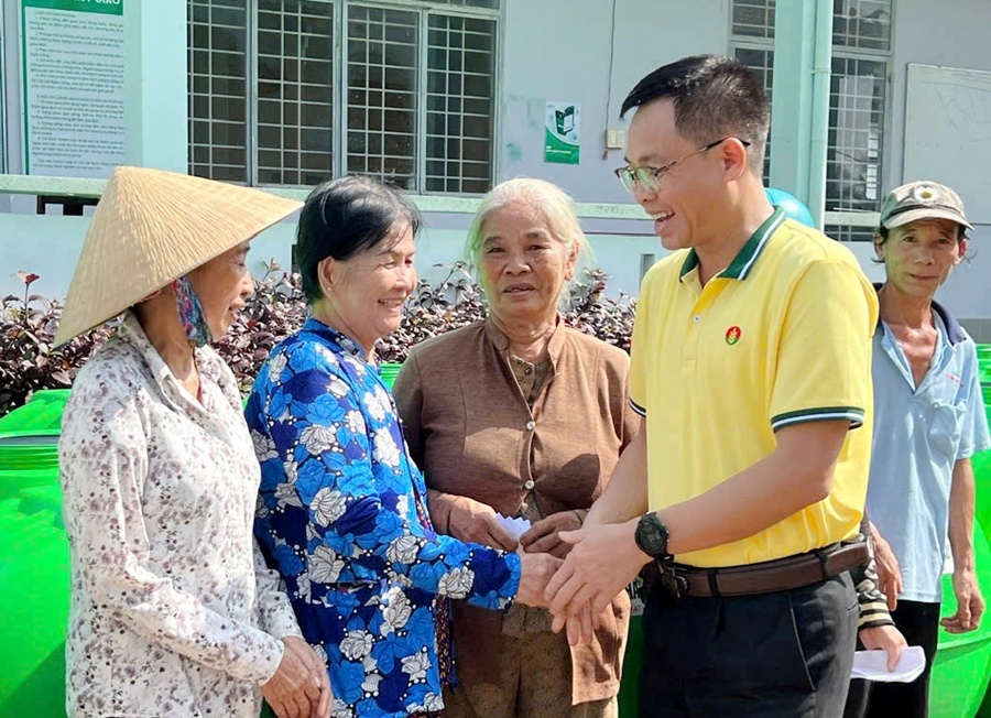 Phân bón Cà Mau tặng 1.400 bồn trữ nước cho bà con bị ảnh hưởng bởi hạn hán, xâm nhập mặn Phân bón Cà Mau tặng 1.400 bồn trữ nước cho bà con bị ảnh hưởng hạn hán