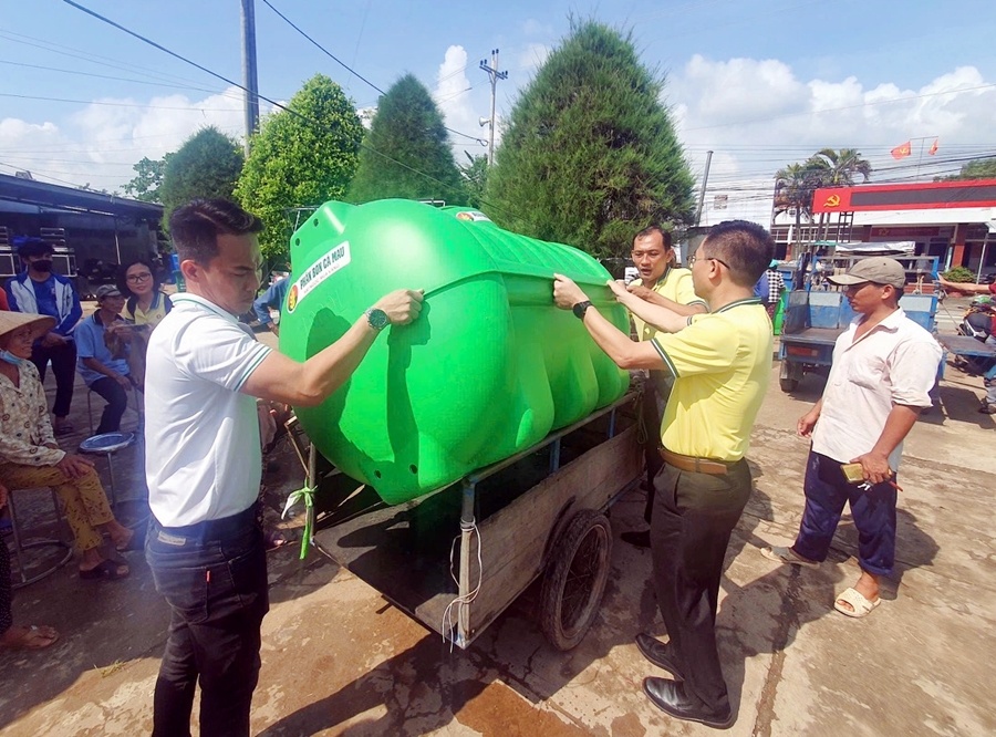 Phân bón Cà Mau tặng 1.400 bồn trữ nước cho bà con bị ảnh hưởng bởi hạn hán, xâm nhập mặn Phân bón Cà Mau tặng 1.400 bồn nước cho bà con bị ảnh hưởng hạn hán, xâm nhập mặn