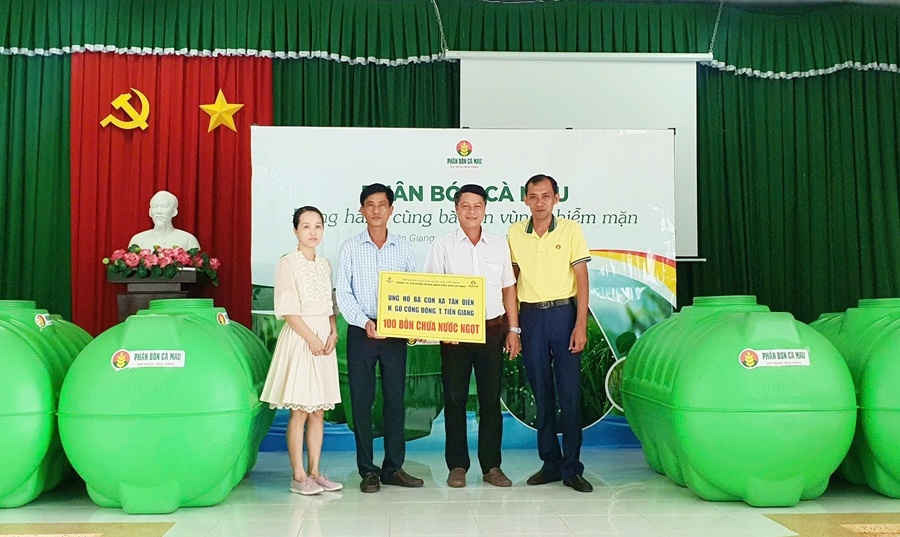 Phân bón Cà Mau tặng 1.400 bồn trữ nước cho bà con bị ảnh hưởng hạn hán, xâm nhập mặn Phân bón Cà Mau tặng 1.400 bồn trữ nước cho bà con bị ảnh hưởng hạn hán, xâm nhập mặn