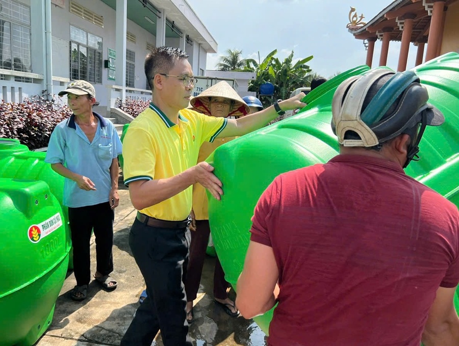 Phân bón Cà Mau tặng 1.400 bồn trữ nước cho bà con bị ảnh hưởng bởi hạn hán, xâm nhập mặn Phân bón Cà Mau tặng 1.400 bồn trữ nước cho bà con bị ảnh hưởng xâm nhập mặn