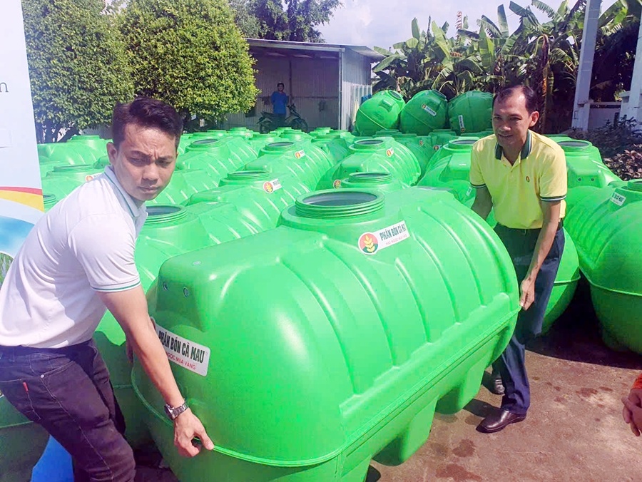 Phân bón Cà Mau tặng 1.400 bồn trữ nước cho bà con bị ảnh hưởng bởi hạn hán, xâm nhập mặn Phân bón Cà Mau tặng 1.400 bồn trữ nước cho bà con bị ảnh hưởng hạn hán, xâm nhập mặn ĐBSCL