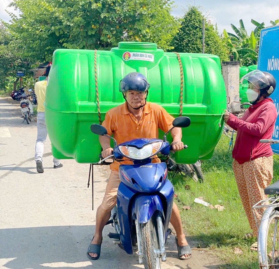 Phân bón Cà Mau tặng 1.400 bồn trữ nước cho bà con bị ảnh hưởng bởi hạn hán, xâm nhập mặn Phân bón Cà Mau tặng 1.400 bồn trữ nước cho bà con bị ảnh hưởng hạn hán, xâm nhập mặn ở DBSCL