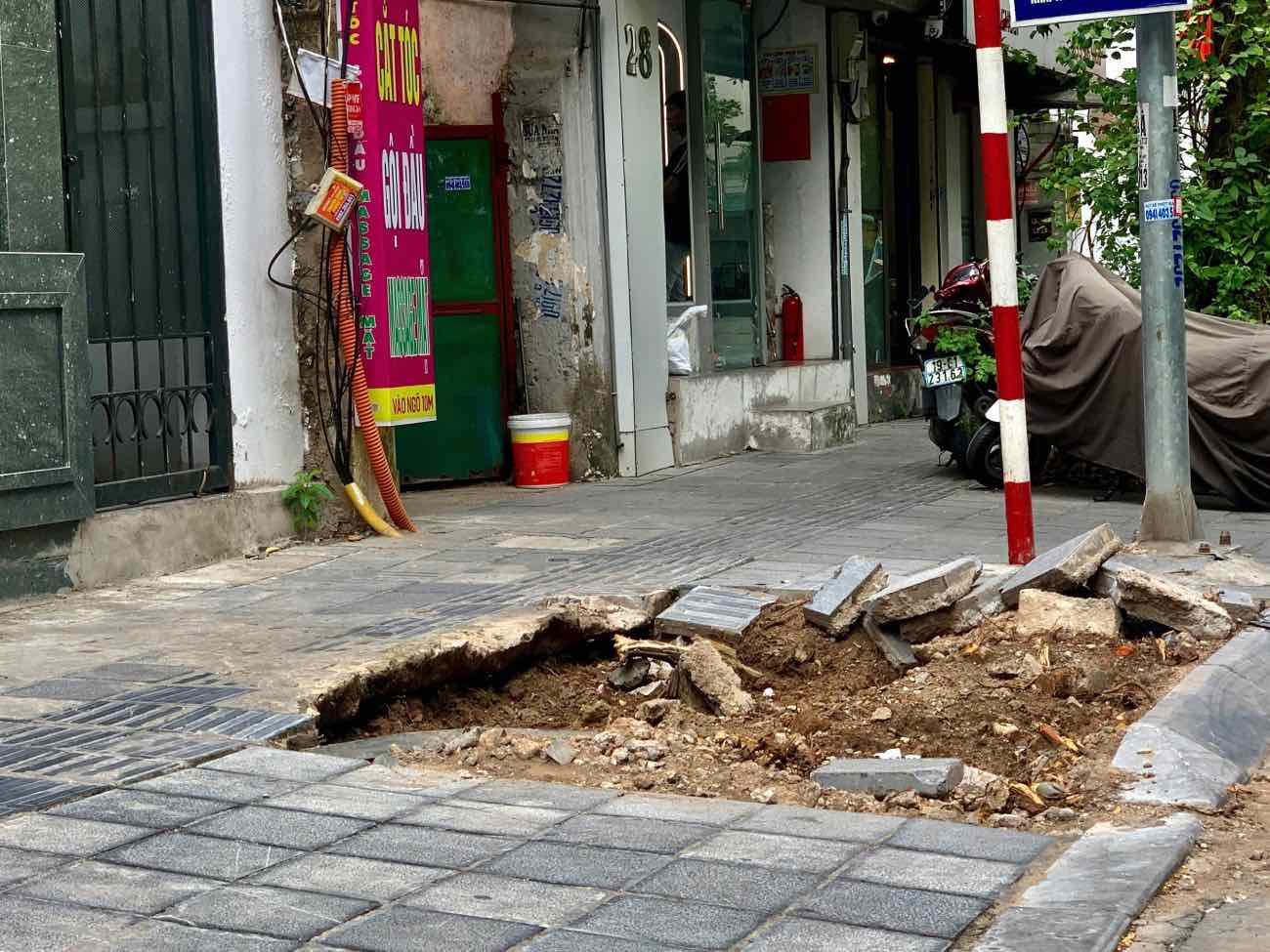 Một hố cây như “bẫy” người dân trên phố Hàng Chuối (quận Hai Bà Trưng, Hà Nội). Ảnh: Nhật Minh