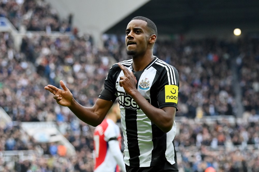 Isak ăn mừng bàn mở tỉ số cho Newcastle. Ảnh: Premier League