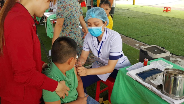 Bộ Y tế phê duyệt tiêm vắc-xin sởi cho trẻ dưới 6 tháng tại TP HCM- Ảnh 1.