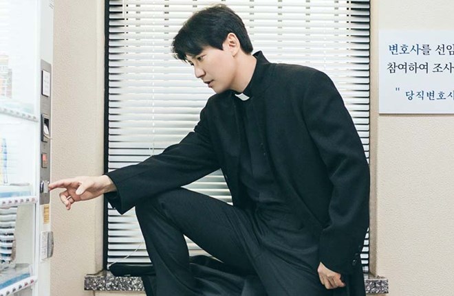Kim Nam Gil tái xuất ấn tượng với “Linh mục nhiệt huyết 2”