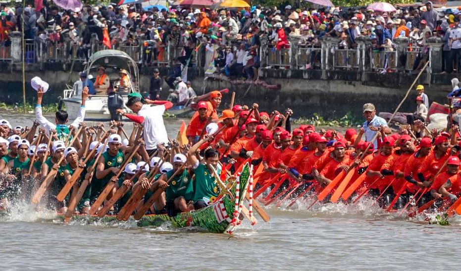 Sau lễ khai mạc, các đội ghe ngo lần lượt bước vào các trận đấu vòng bảng. Ở nội dung nam có 53 đội, tranh tài cự ly 1.200m, chia làm 13 bảng, 12 bảng có 4 đội và 1 bảng có 5 đội, thi đấu vòng tròn một lượt tính điểm để chọn 32 đội đi tiếp vào giai đoạn 2.