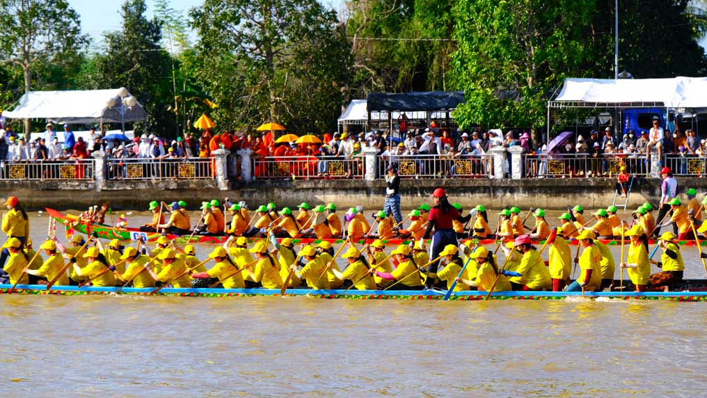 Đối với đội ghe nữ, 7 đội chia thành 2 bảng, thi đấu vòng tròn 1 lượt để chọn đội nhất, nhì vào bán kết và chung kết xếp hạng. Mặc dù là phái yếu nhưng nhịp dầm của các chị em cũng không thua gì phái mạnh.