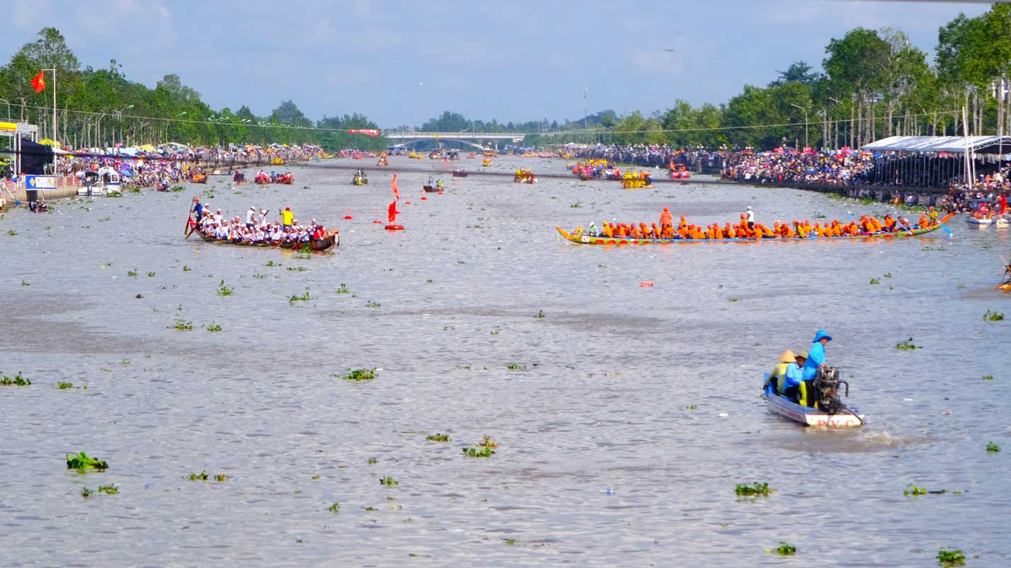 Anh Hữu Khánh - Đội ghe Ngo chùa Cao Dân (tỉnh Cà Mau) chia sẻ năm nay đội ghe chùa Cao Dân trở lại đường đua sau hơn 10 năm vắng bóng với chiếc ghe đầu tư đóng mới, kinh phí 350 triệu đồng. Ghe có chiều dài 31m, ngang 1,4m, tương đương với 60 người kỹ thuật bơi, 1 người thổi kèn dẫn nhịp và 1 chỉ huy ngồi mũi. “Đội ghe có 94 vận động viên trong phum sóc tham gia với quyết tâm thi đấu đạt kết quả cao tại Lễ hội năm nay“, anh Hữu Khánh nói.