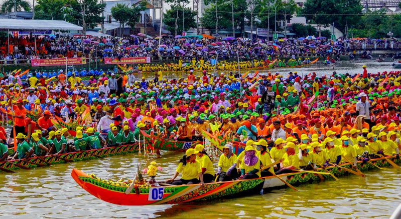 Giải đua ghe Ngo trong Lễ hội Oóc om bóc – đua ghe Ngo tỉnh Sóc Trăng, Khu vực ĐBSCL lần thứ VI diễn ra trong 2 ngày 14-15.11. Với 60 đội ghe gần 7.200 vận động viên, huấn luyện viên và nhân viên phục vụ đến từ tỉnh Bạc Liêu, Cà Mau, Kiên Giang, Hậu Giang, TP Cần Thơ và chủ nhà Sóc Trăng cùng tham gia. Trong đó 53 đội ghe nam và 7 đội ghe nữ.