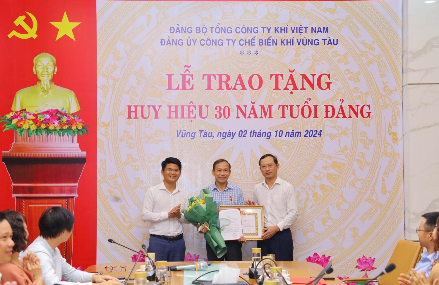 Lễ trao tặng huy hiệu 30 năm tuổi Đảng cho đồng chí Đào Xuân Thu