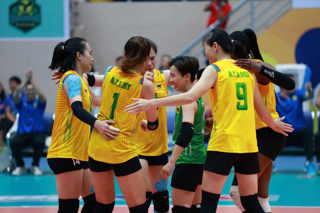 Sau giải, libero Nguyễn Khánh Đang (áo xanh) được bình chọn là vận động viên phòng ngự xuất sắc nhất, còn Võ Thị Kim Thoa nhận giải chuyền hai xuất sắc nhất.