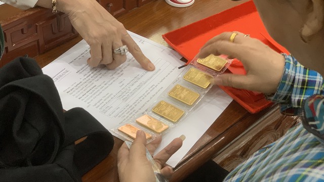 Giá vàng miếng SJC, vàng nhẫn đi xuống, bán vàng nơi nào giá cao nhất?- Ảnh 1. Giá vàng miếng SJC, vàng nhẫn đi xuống, bán vàng nơi nào giá cao nhất?- Ảnh 1.