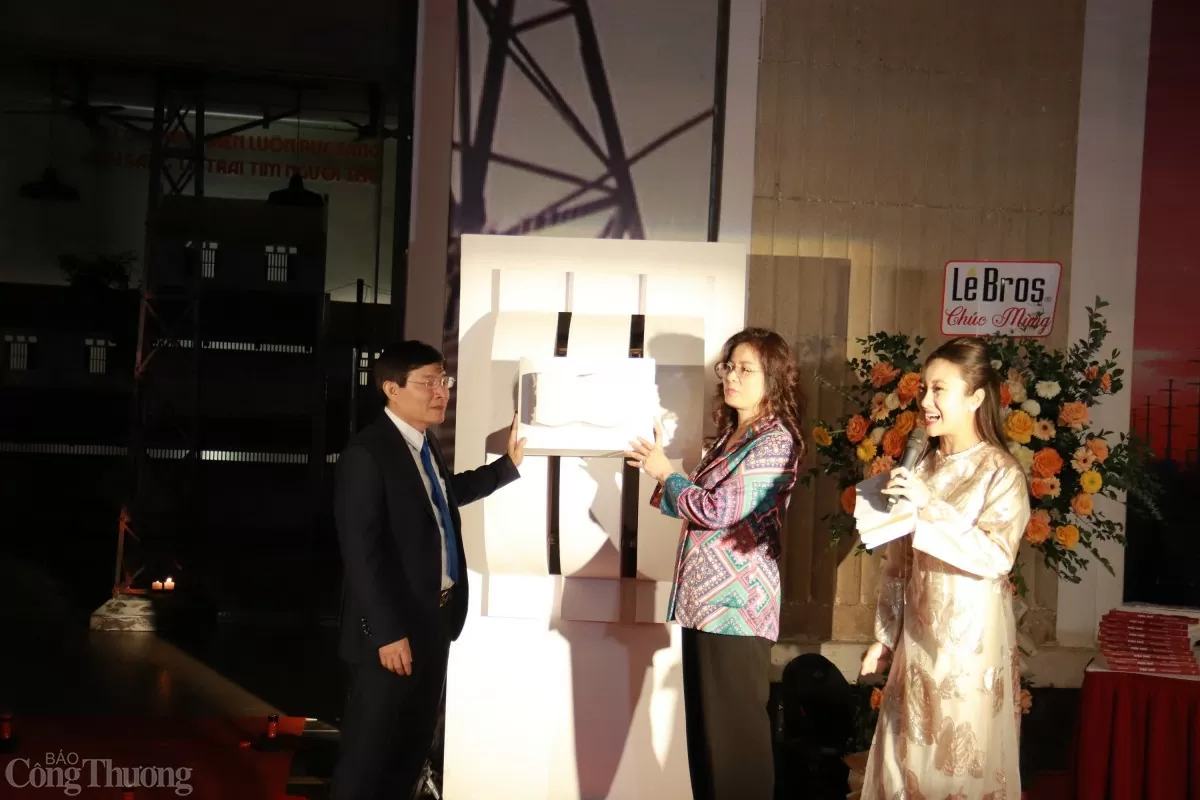 Khai mạc triển lãm nghệ thuật và ra mắt ấn phẩm “Điện phố”