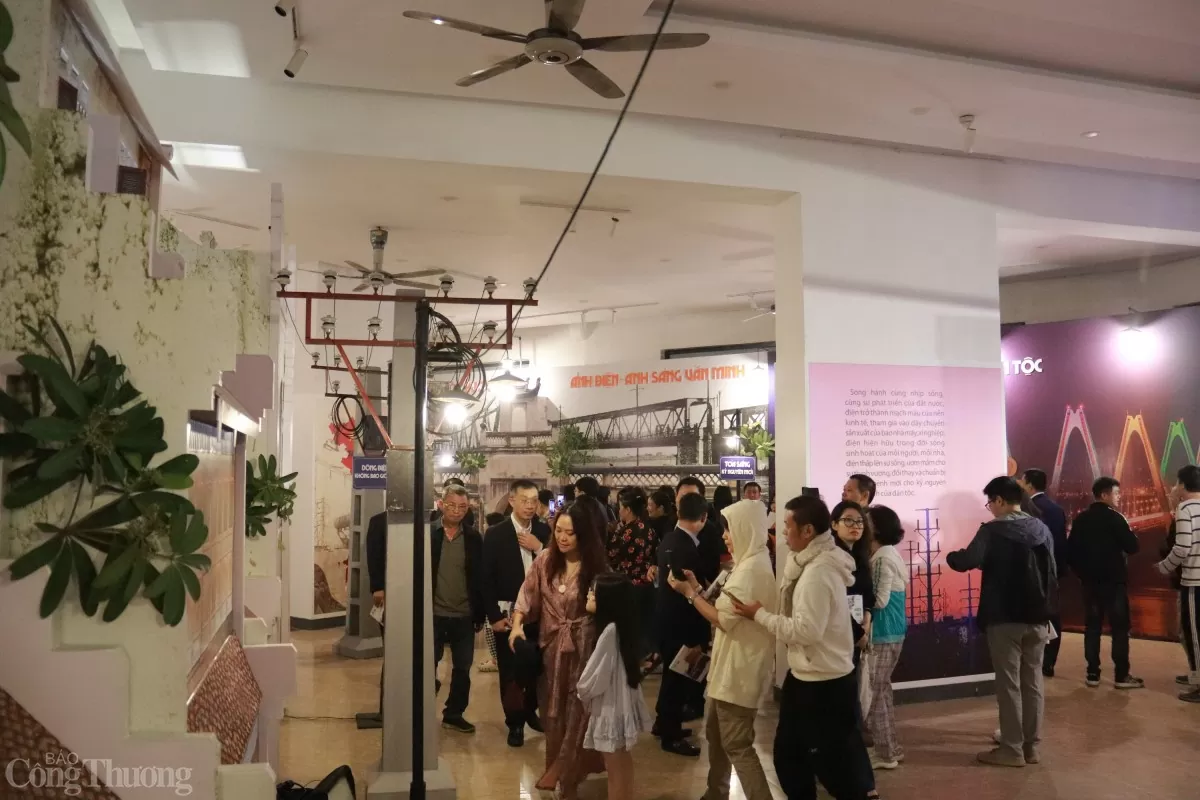 Khai mạc triển lãm nghệ thuật và ra mắt ấn phẩm “Điện phố”