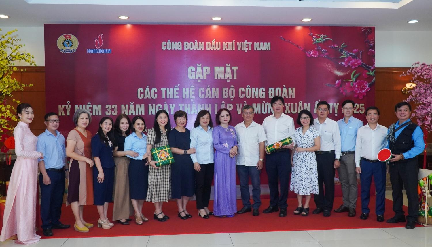 Kỷ niệm 33 năm Ngày thành lập CĐ DKVN: Cuộc gặp mặt xúc động và ý nghĩa của các thế hệ cán bộ công đoàn