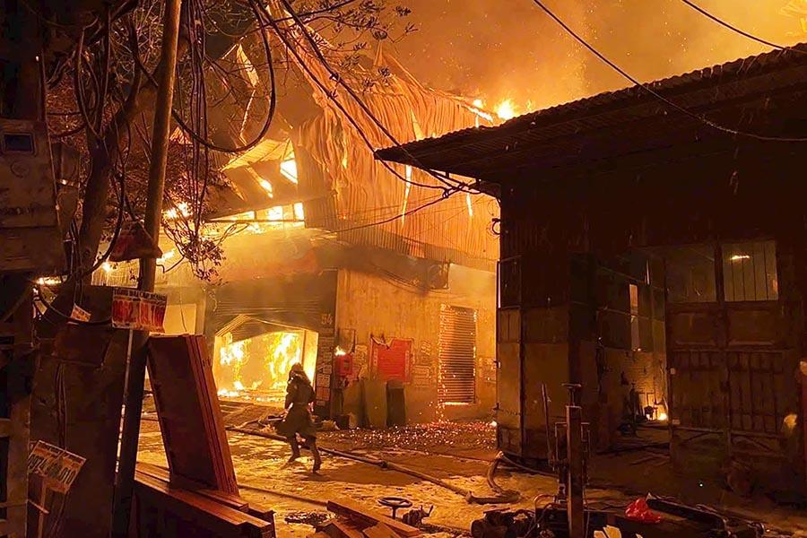 Đêm 12.12, một xưởng gỗ ở thôn Bàn Giữa, xã Hữu Bằng, huyện Thạch Thất bốc cháy dữ dội. Lửa và khói bốc lên cuồn cuộn từ ngôi nhà 2 tầng rồi nhanh chóng bắt cháy sang các cửa hàng, xưởng đồ gỗ bên cạnh.