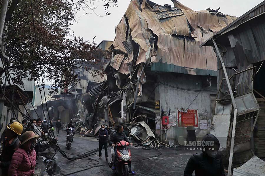 Sau nhiều giờ hoành hành, ngọn lửa đã thiêu rụi khoảng 10 nhà xưởng, cửa hàng. Cả dãy nhà giờ chỉ còn đống hoang tàn.
