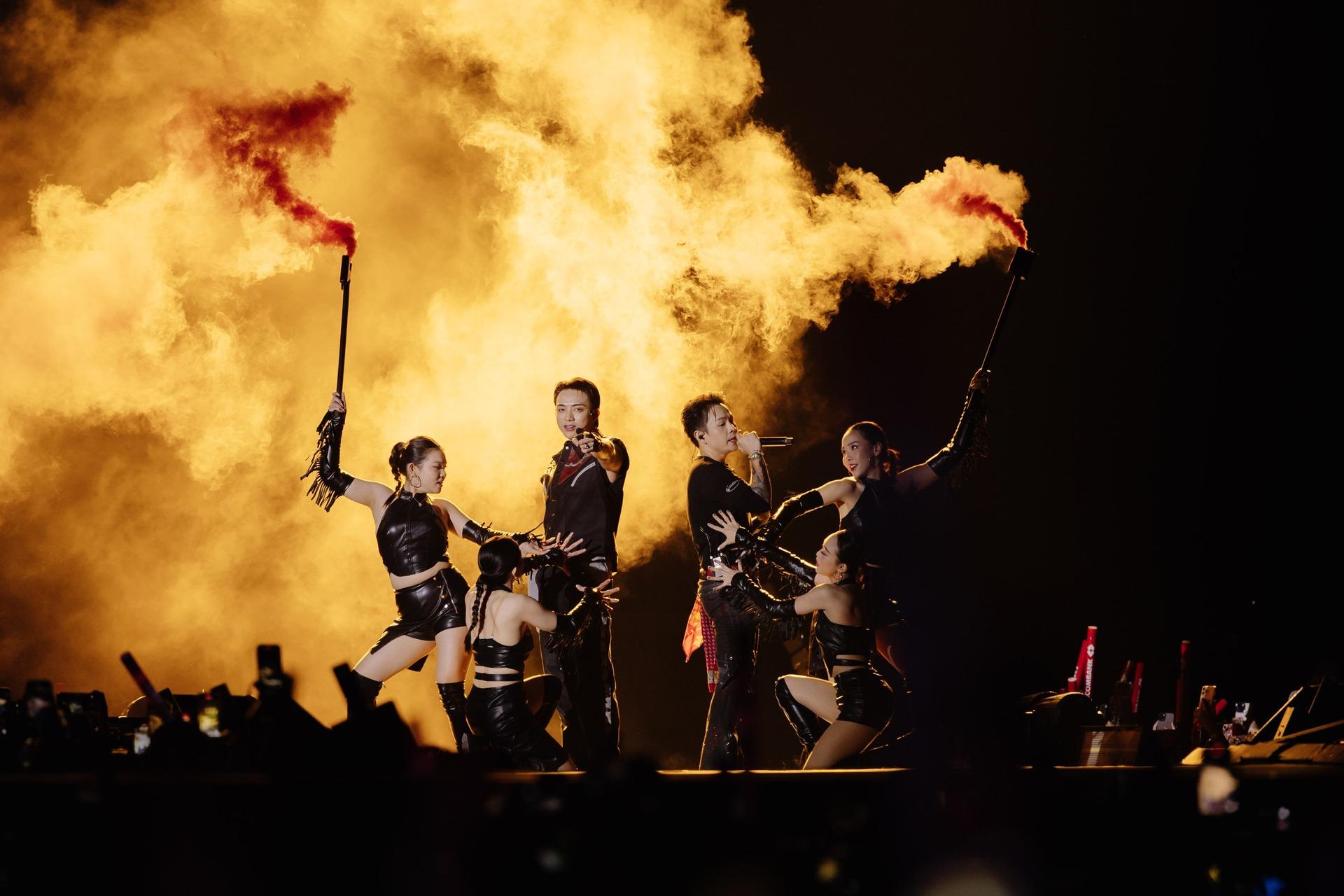 concert anh trai say hi tai ha noi thu hut 90000 khan gia hinh 1