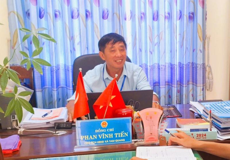 Chủ tịch UBND xã Tam Quang cho biết rất trăn trở trước điều kiện khó khăn của người dân trong vùng dự án treo thôn Trung Toàn. Ảnh: Nguyễn Hoàng