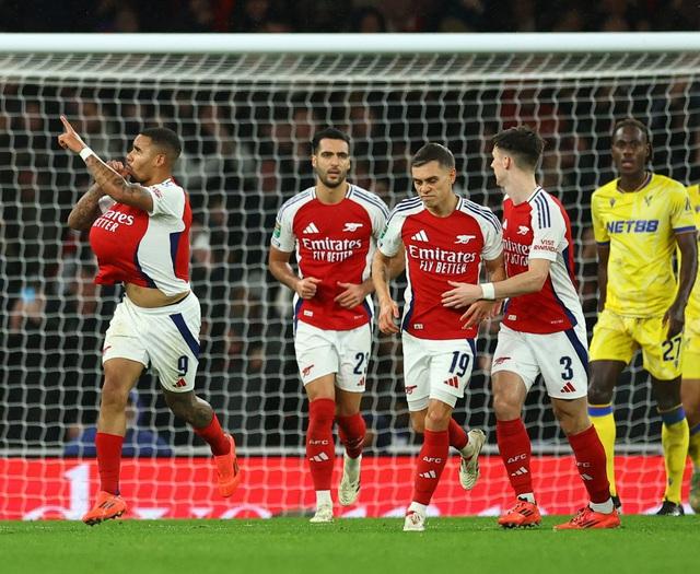 Ngược dòng bằng cú hat-trick đẳng cấp, Arsenal giành vé bán kết League Cup- Ảnh 4.