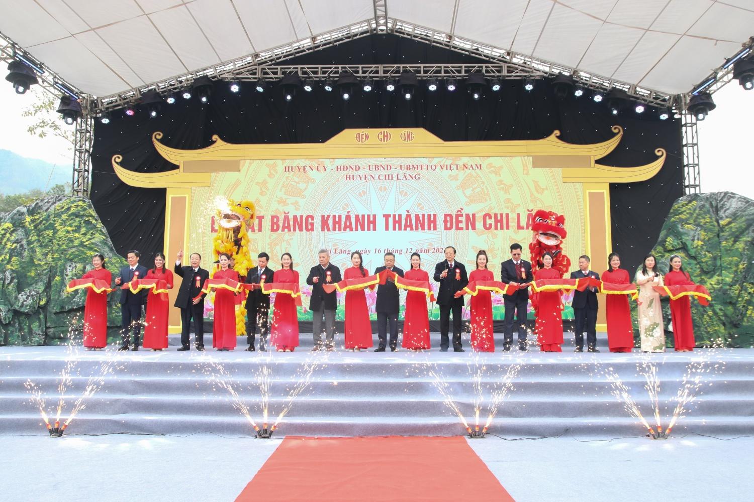11 đồng chí lãnh đạo, đại diện thực hiện nghi thức Nghi thức cắt băng khánh thành