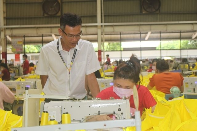 Đế chế da giày FDI lớn nhất Việt Nam chi cả nghìn tỷ thưởng Tết: Đội ngũ công nhân hàng trăm nghìn người sản xuất cho Nike, Adidas.., doanh thu cả tỷ USD- Ảnh 2. Đế chế da giày FDI lớn nhất Việt Nam chi cả nghìn tỷ thưởng Tết: Đội ngũ công nhân hàng trăm nghìn người sản xuất cho Nike, Adidas.., doanh thu cả tỷ USD- Ảnh 2.