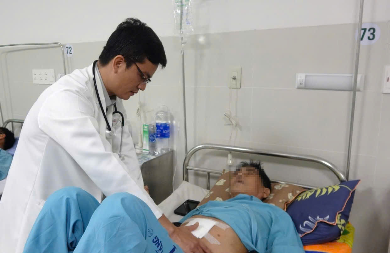 Bác sĩ thăm khám bệnh nhân sau phẫu thuật. Ảnh: BVĐN