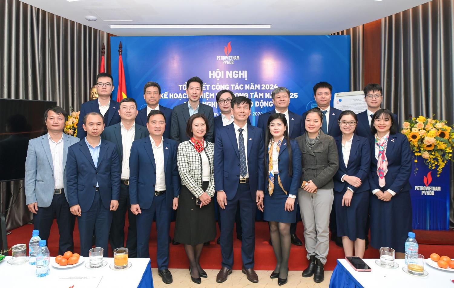Các đại biểu chụp ảnh lưu niệm tại chương trình