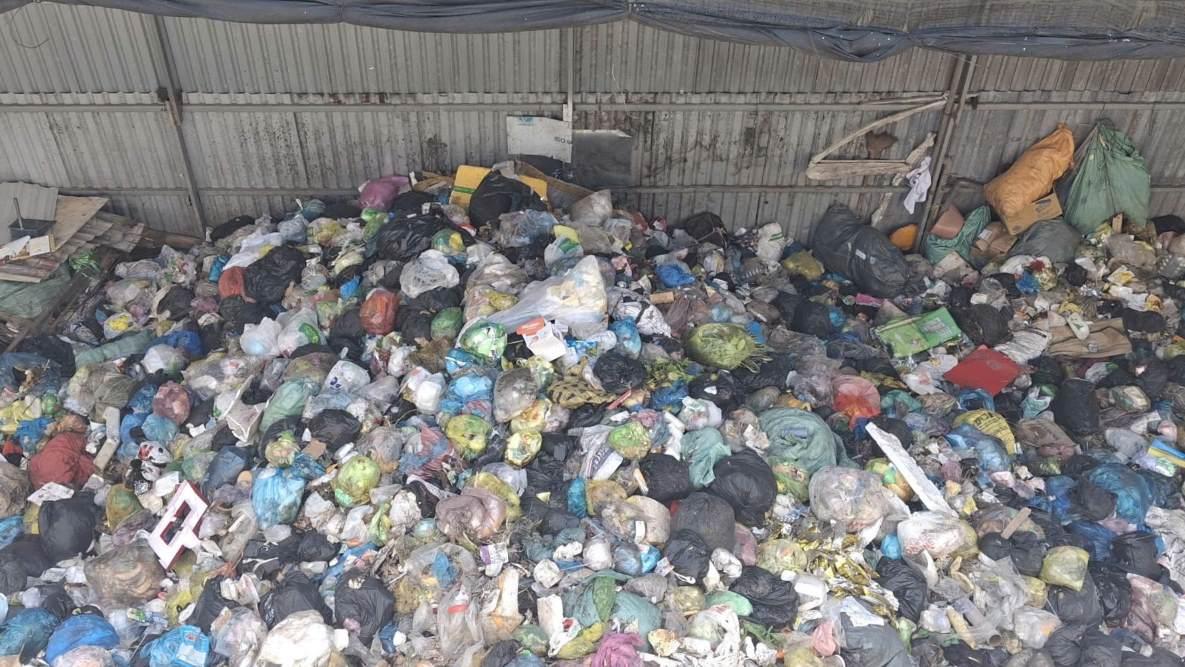 Rác được chất đống dưới đất. Ảnh: Tạ Quang