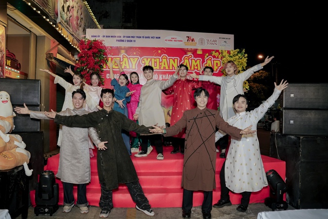 Việt Hương mang "Ngày xuân ấm áp" đến bà con khó khăn  - Ảnh 1.