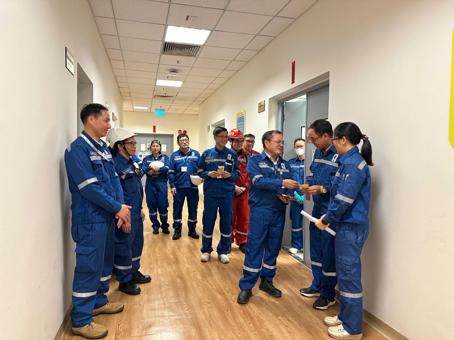 Lãnh đạo NSRP thăm hỏi, động viên, chúc Tết người lao động làm việc xuyên Tết