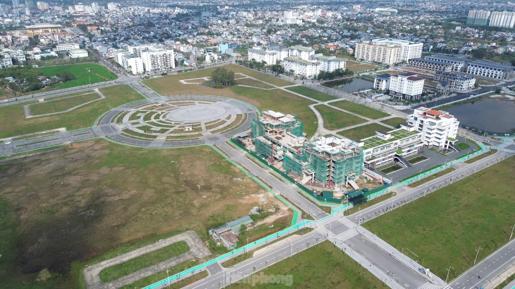 Quảng trường, công viên cây xanh 100 tỷ tại Huế nhếch nhác, thành nơi chăn thả trâu bò- Ảnh 2. Quảng trường, công viên cây xanh 100 tỷ tại Huế nhếch nhác, thành nơi chăn thả trâu bò- Ảnh 2.