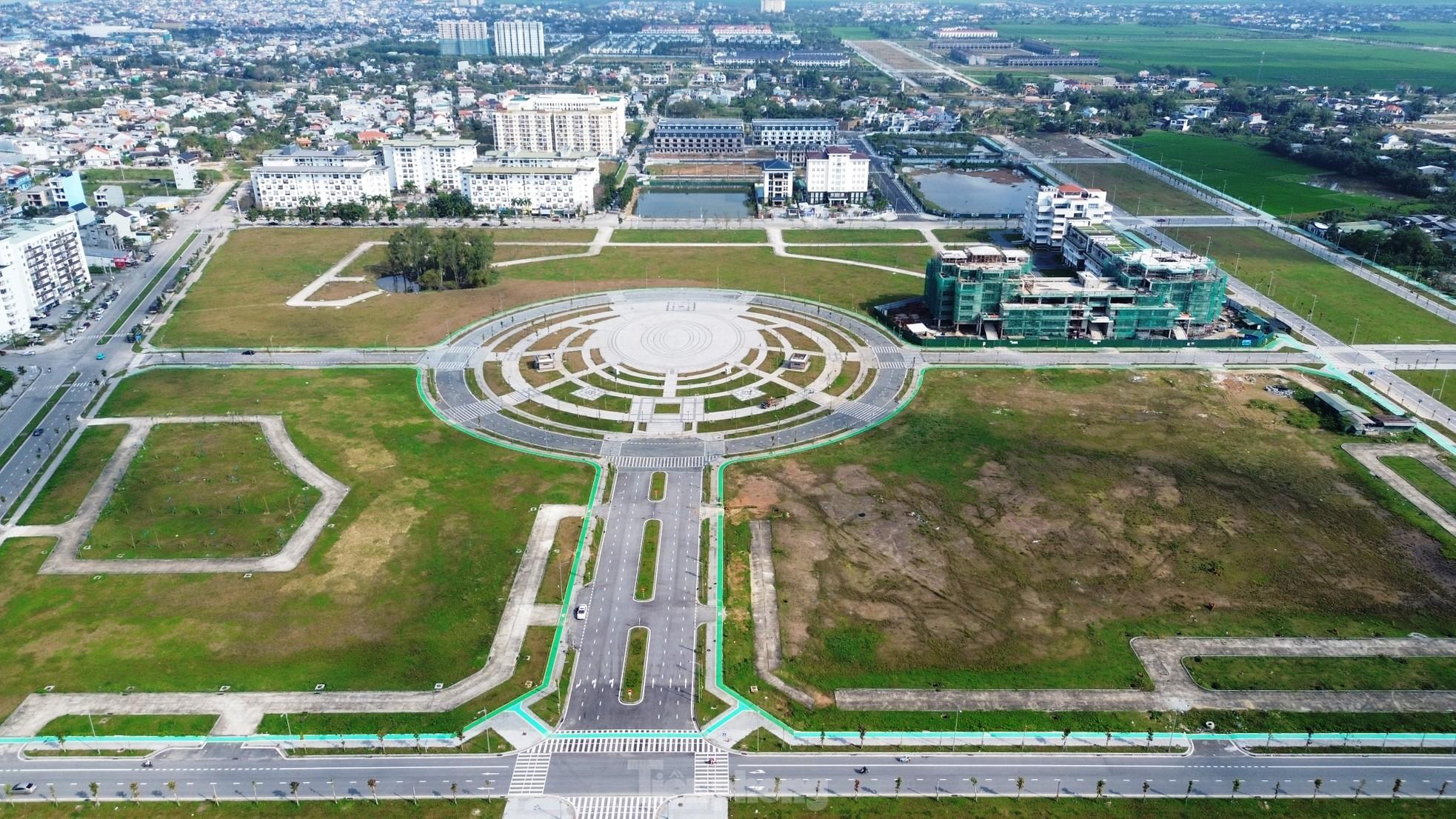 Quảng trường, công viên cây xanh 100 tỷ tại Huế nhếch nhác, thành nơi chăn thả trâu bò- Ảnh 1. Quảng trường, công viên cây xanh 100 tỷ tại Huế nhếch nhác, thành nơi chăn thả trâu bò- Ảnh 1.