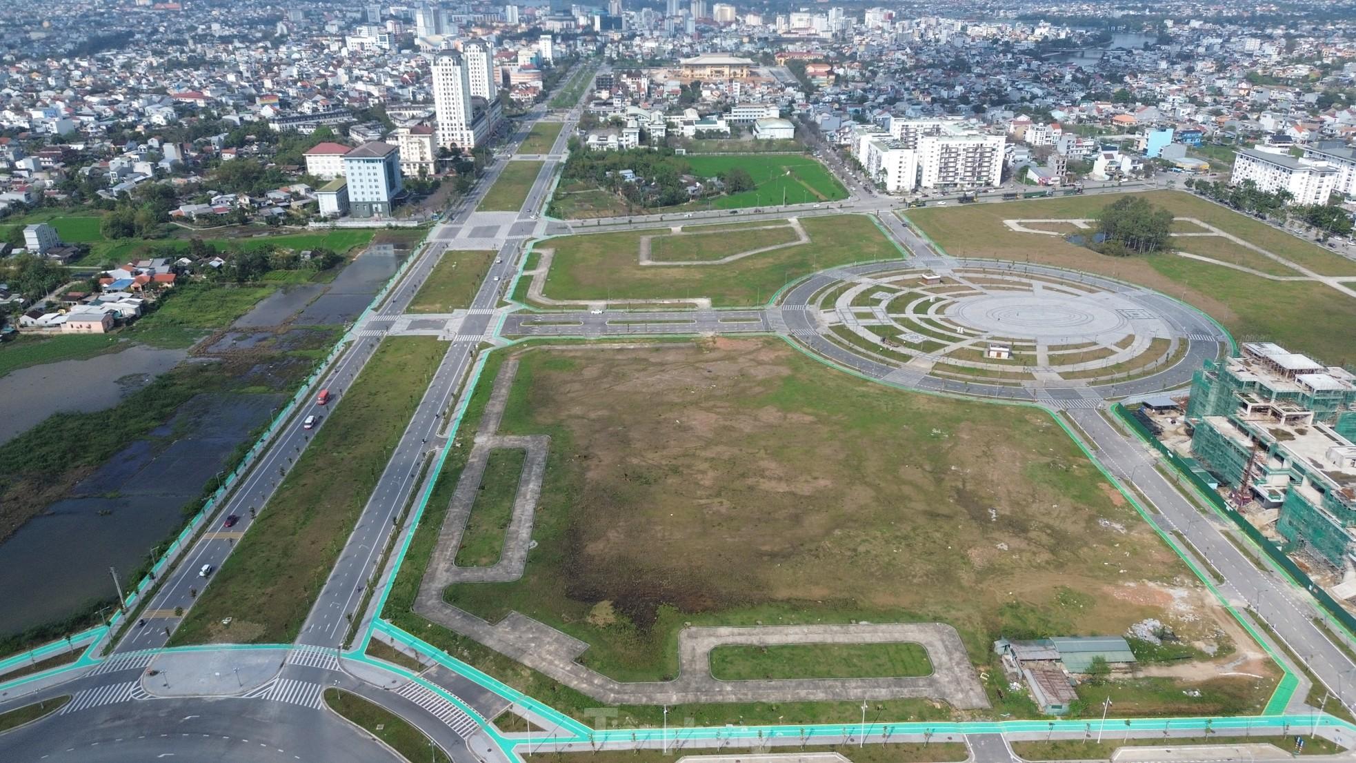 Quảng trường, công viên cây xanh 100 tỷ tại Huế nhếch nhác, thành nơi chăn thả trâu bò- Ảnh 13. Quảng trường, công viên cây xanh 100 tỷ tại Huế nhếch nhác, thành nơi chăn thả trâu bò- Ảnh 13.