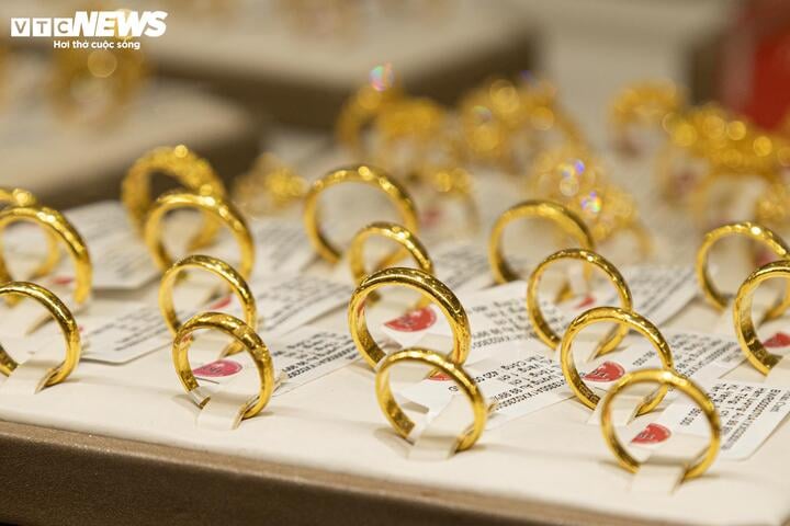 Chạm 92 triệu đồng/lượng, giá vàng nhẫn lại lập đỉnh đắt nhất lịch sử- Ảnh 1. Chạm 92 triệu đồng/lượng, giá vàng nhẫn lại lập đỉnh đắt nhất lịch sử- Ảnh 1.