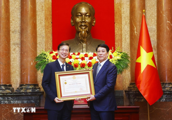 Chủ tịch nước Lương Cường trao danh hiệu Thầy thuốc nhân dân tặng Phó Giá sư, Tiến sỹ Nguyễn Quang Bình, Phó Giám đốc Bệnh viện Răng Hàm Mặt Trung ương, Bộ Y tế. Ảnh: Lâm Khánh/ TTXVN