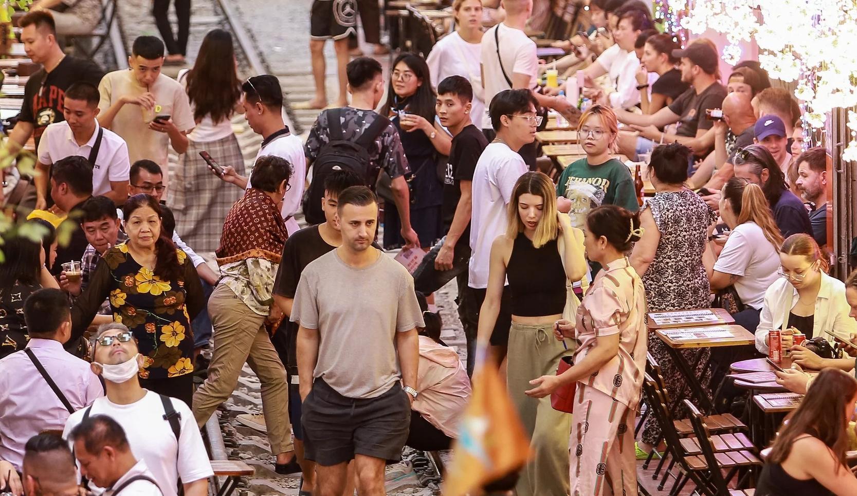 ca phe duong tau o ha noi van dong nghit bat chap lenh cam hinh 2