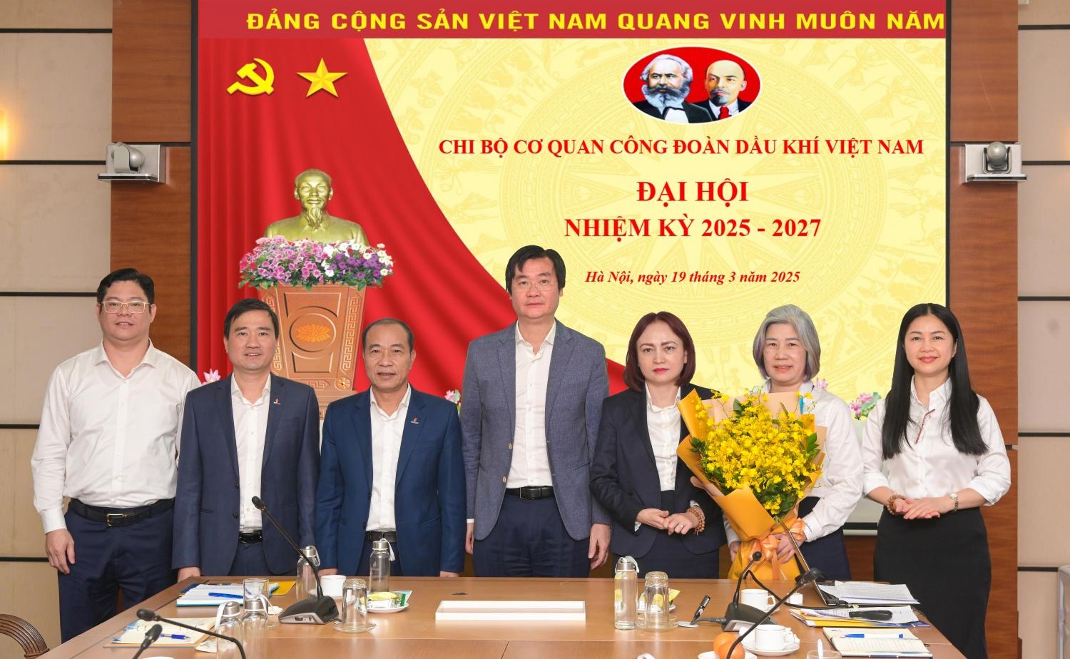 Đại hội Chi bộ Cơ quan Công đoàn Dầu khí Việt Nam nhiệm kỳ 2025 - 2027 thành công tốt đẹp