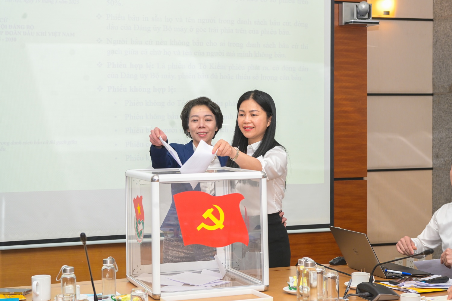 Đại hội Chi bộ Cơ quan Công đoàn Dầu khí Việt Nam nhiệm kỳ 2025 - 2027 thành công tốt đẹp