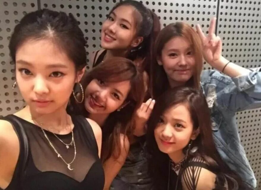 Miyeon (áo bò xanh) được biết đến là thành viên hụt của nhóm Blackpink. Ảnh: chụo màn hình