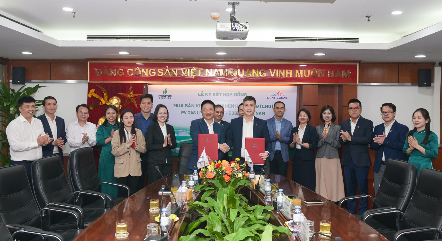 Công ty cổ phần Kinh doanh LPG Việt Nam (PV GAS LPG) và Saint-Gobain Bắc Việt Nam ký thỏa thuận hợp tác mua bán khí thiên nhiên hóa lỏng (LNG).