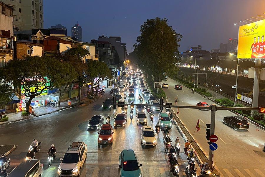 Ghi nhận lúc 18h, tại khu vực đường Láng không xảy ra ùn tắc, các phương tiện có thể dễ dàng lưu thông.