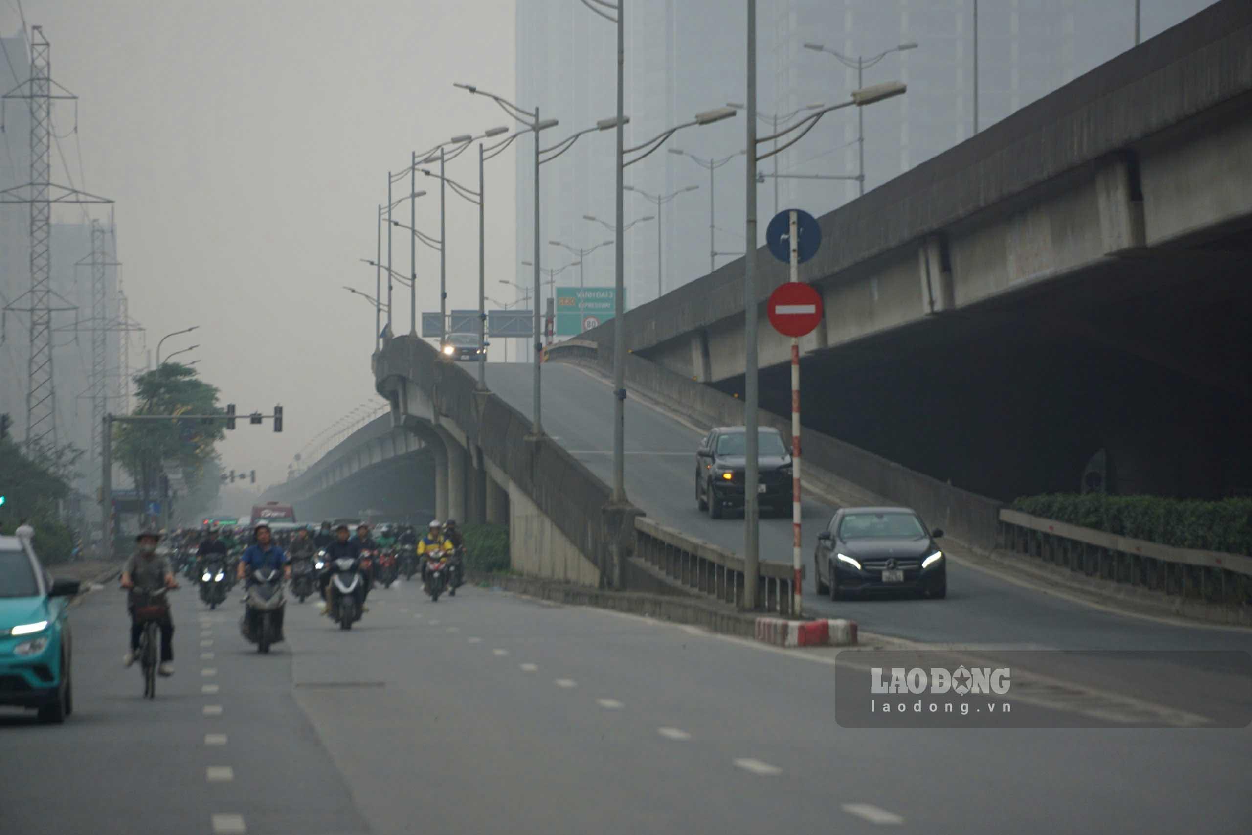 Dọc Vành đai 3 trên cao và tuyến đường Phạm Hùng vắng xe qua lại.