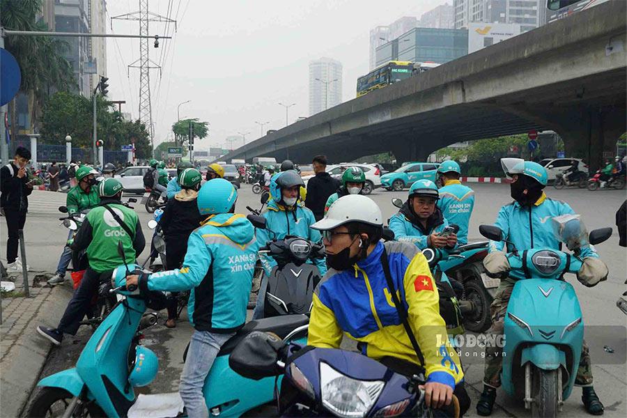 Tại khu vực bến xe Mỹ Đình thưa người, nhưng rất đông tài xế công nghệ chờ đợi khách.