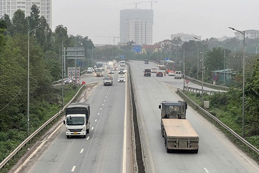 Cũng trong chiều nay, trên tuyến đường cao tốc Pháp Vân - Cầu Giẽ đều khá vắng phương tiện ôtô  theo cả 2 hướng.